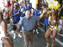 O francs Jean-Paul Meinrad  recepcionado pela bateria da escola de samba Os Bambas da Serra na sede da Secretaria de Turismo, no Soberbo - Foto: Roberto Ferreira