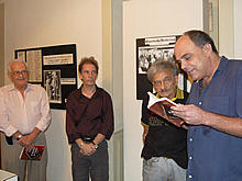Subsecretrio de Cultura Ronaldo Fialho abre a exposio lendo a poesia O Retrato, de Gasto Neves, observado pelos poetas Dario Tavares, Waldir Jos e Vidocq Casas - Foto: Roberto Ferreira