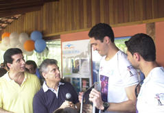 Secretrio de Esportes, Leandro Aschar, Prefeito Jorge Mario, Gustavo Borges e Maurcio Garcia, da New Limit, na entrega da placa de homenagem do projeto Terespolis Olmpico - Foto: SecCom