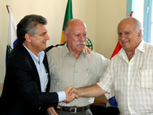 Prefeito Jorge Mario, Irineu Dias da Rosa e Antnio Laginestra do Conselho Diretor da Feso  Acordo selado em reunio para que a populao continue tendo atendimento de emergncia no HCT - Foto: Marco Esteves