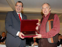 Vereador Claudio Melo entrega homenagem a Carlos Minc - Foto: Roberto Ferreira