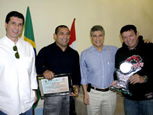Prefeito Jorge Mario e o Secretrio Leandro Aschar, homenageiam o lutador teresopolitano Bitta. Jorge Mario tambm foi homenageado por sua poltica de incentivo ao esporte - Foto: Roberto Ferreira