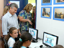 Prefeito Jorge Mario e alunos comemoram a chegada do Laboratrio de Informtica - Foto: Marco Esteves