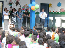 Prefeito Jorge Mario parabeniza alunos da Escola Municipal Francisco Maria Dllia pela aquisio do Laboratrio de Informtica - Foto: Marco Esteves