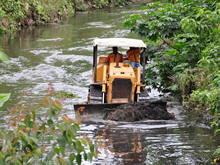 Equipe da Secretaria de Meio Ambiente e Defesa Civil limpa os trechos mais assoreados do Rio Paquequer - Foto: Roberto Ferreira
