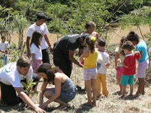 Crianas participam do plantio de 300 mudas nas margens do manancial Boa Unio - Foto: Marco Esteves