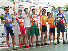 Secretrio de Esportes, Leandro Aschar, comemora a vitria junto com os atletas - Foto: Roberto Ferreira