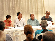Os Secretrios Denise Lobato (Oramento Participando e Relaes Comunitrias) e Paulo Marchesini (Obras e Servios Pblicos) explicam para os moradores sobre o andamento da obra de conteno do muro da Estrada da Posse - Foto: Roberto Ferreira