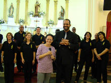 Coral da UFRRJ, com a professora Clia Seabra e o maestro Obadias Rocha - Foto: Cludio Furtado