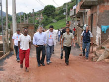 Prefeito Jorge Mario e Secretrio de Governo Jos Alexandre Almeida verificam, com os moradores, a situao da Rua lvaro Pan - Foto: Marco Esteves