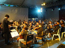 Orquestra da Grota veio de Niteri para encantar o pblico em Terespolis ao apresentar, com instrumentos de corda e sopro, peas natalinas, como Noite Feliz, Coro dos Pastores e Jingle Bells - Foto: Cludio Furtado