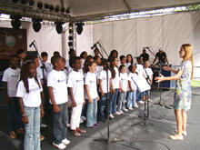 Coral da Escola Municipal Governador Portella: composto por 30 crianas, o coral apresentou Boas Festas, Um bebezinho e Oh Happy Day - Foto: Cludio Furtado