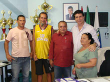 Secretrio de Esporte e Lazer, Leandro Aschar, o presidente da Fameat, Waldir Paulino, e representantes das associaes de bairros - Foto: Ascom