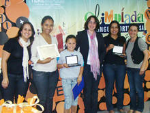 Alunos, professores e diretores recebem suas homenagens pela participao - Foto: Marcelo Ferreira