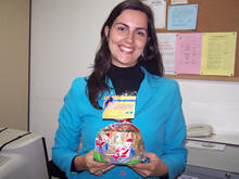 funcionrios do UNIFESO receberam panetones produzidos na padaria-escola da APAE  Terespolis - Foto: UNIFESO