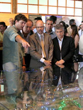 Diretor do Parnaso, Ernesto Castro, mostra ao Prefeito Jorge Mario e aos Ministros a maquete sinalizada do Parque Nacional Serra dos rgos, no novo Centro de Visitantes - Foto: Marco Esteves