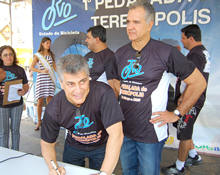 Prefeito e Secretrio Estadual assinam contrato - Foto: Roberto Ferreira