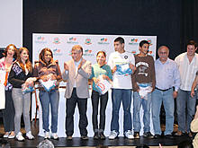 Magali Tayt-Sohn, Prefeito Jorge Mario, Dr. Habib, Rudimar Caberlon e integrantes do Pique Jovem comemoram o lanamento do programa - Foto: Roberto Ferreira