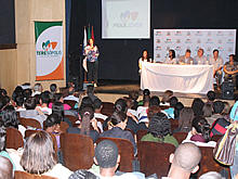 Secretria Magali Tayt-Sohn apresenta o Pique Jovem para um grande pblico presente ao lanamento do programa - Foto: Roberto Ferreira