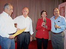 Prof.-Dr. Vicente Madeira, Sr. Irineu Dias da Rosa e Prof. Jorge Bragana entregaram trofu de homenagem  Profa. Alice Nunes - Foto: Karlany Soares