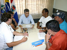 Prefeito Jorge Mario com os lderes comunitrios da Coreia, Meudon e Vale da Revolta - Foto: Roberto Ferreira