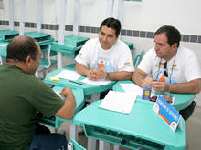 Secretrios Jos Alexandre Almeida (Governo) e Luiz Antonio da Costa (Obras e Servios Pblicos) atendem morador na oitava edio do Prefeito nos Bairros - Foto: Marco Esteves