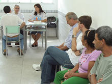 Sec. Maurilio Schiavo atende a populao - Foto: Marco Esteves