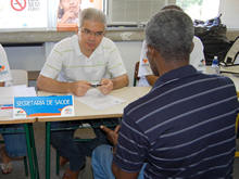 Sec. de Sade Maurlio Schiavo faz atendimento  populao - Foto: Roberto Ferreira
