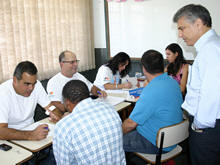 Prefeito Jorge Mario acompanha atendimento de moradores por equipe da Secretaria de Obras e Serviços Públicos - Foto: Roberto Ferreira