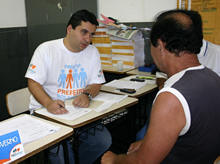 Secretrio de Governo Jos Alexandre Almeida presta atendimento  populao - Foto: Roberto Ferreira