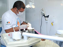 Atendimento odontolgico gratuito  um dos servios prestados  populao no Prefeito nos Bairros - Foto: Marco Esteves
