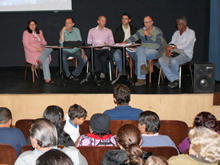 Cristina Andriolo, do Sebrae, Secretrios e Subsecretrios Municipais explicam para os ambulantes sobre o projeto de construo do novo Mercado Popular e sobre a legalizao da atividade - Foto: Roberto Ferreira