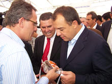 Secretrio de Agricultura de Terespolis Fernando Mendes apresenta produto da agroindstria de Terespolis ao Deputado Estadual Rogrio Cabral e ao Governador Srgio Cabral - Foto: Divulgao
