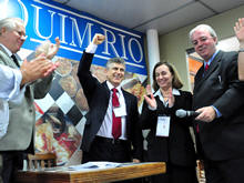 Prefeito Jorge Mario comemora, com autoridades, a confirmao de Terespolis como sede da 3 edio do Salo de Turismo em maio de 2011 - Foto: Roberto Ferreira