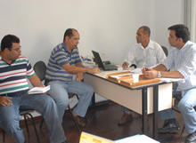O Secretrio de Segurana Pblica, Laet Moutinho, e o Coordenador da Guarda Municipal, Major Leonardo Maia, se renem com o Tenente-Coronel Neves, Comandante do 30 Batalho de Polcia Militar de Terespolis, e o Major Martins, Subcomandante do Batalho, para definir o esquema de policiamento para o final de ano - Foto: Roberto Ferreira