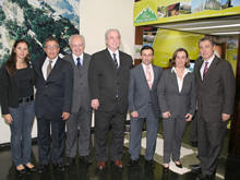 Secretrio de Turismo de Terespolis e Presidente do Conselho Serra Verde Imperial, Michel Al Odeh, entre autoridades e representantes do setor turstico - Foto: Marco Esteves