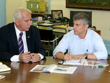 Wagner Guerra da Fonseca, do Sescoop-RJ, Prefeito Jorge Mario - Foto: Marco Esteves