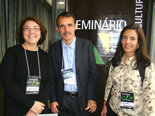 Secretrio de Cultura, Wanderley Peres, entre Mrcia Bibiane e Lucienne Figueiredo, superintendente e coordenadora do Sistema Estadual de Museus - Foto: Claudio Furtado