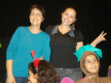 A professora Jeanette Albuquerque e a estagiria Sabrina Passarelly - Foto: Cludio Furtado