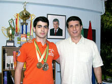 Secretrio de Esportes Leandro Aschar com o mesatenista campeo Hlio Travessa: futuro promissor - Foto: Divulgao