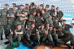 Atiradores do Tiro de Guerra comemoram o encerramento do ano de instruo - Foto: Marco Esteves