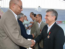 Prefeito Jorge Mario, secretrios Laet Moutinho e Marcos Ferreira e Vereador Cleyton Valentim: homenagem pela continuidade das atividades do Tiro de Guerra - Foto: Marco Esteves