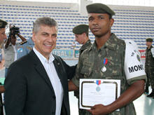 Prefeito Jorge Mario entrega medalha ao atirador Luiz Tiago Gonalves, vice-campeo do concurso de tiro ao alvo - Foto: Marco Esteves