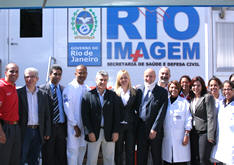 Prefeito Jorge Mario e secretrios municipal e estadual de sade com a equipe do servio mvel de tomografia computadorizada - Foto: Roberto Ferreira