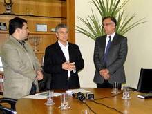 Prefeito Jorge Mario entre o Secretrio de Governo Jos Alexandre Almeida e o Diretor da Coppetec Marcos Cavalcanti - Foto: Roberto Ferreira