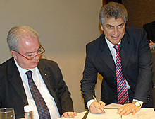 Prefeito Jorge Mario assina acordo de cooperao tcnica para a realizao de Estudo de Competitividade Turstica em Terespolis, ao lado do Presidente da Turisrio, Nilo Flix - Foto: Roberto Ferreira