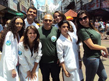 Professor Carlos Alfredo, coordenador de Cincias Biolgicas do UNIFESO com alunos do curso - Foto: Unifeso