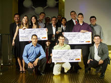 Estudantes premiados mostram seus "cheques" - Foto: Divulgao