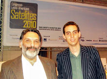 Professor Jos Roberto Andrade, coordenador do Laboratrio Star One e Gustavo Decarlo Ferreira, aluno do curso de Cincia da Computao no 10 Congresso Latino-Americano de Satlites - Foto: Divulgao Unifeso