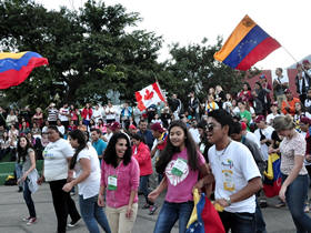 Jovens peregrinos estrangeiros - Foto: Roberto Ferreira